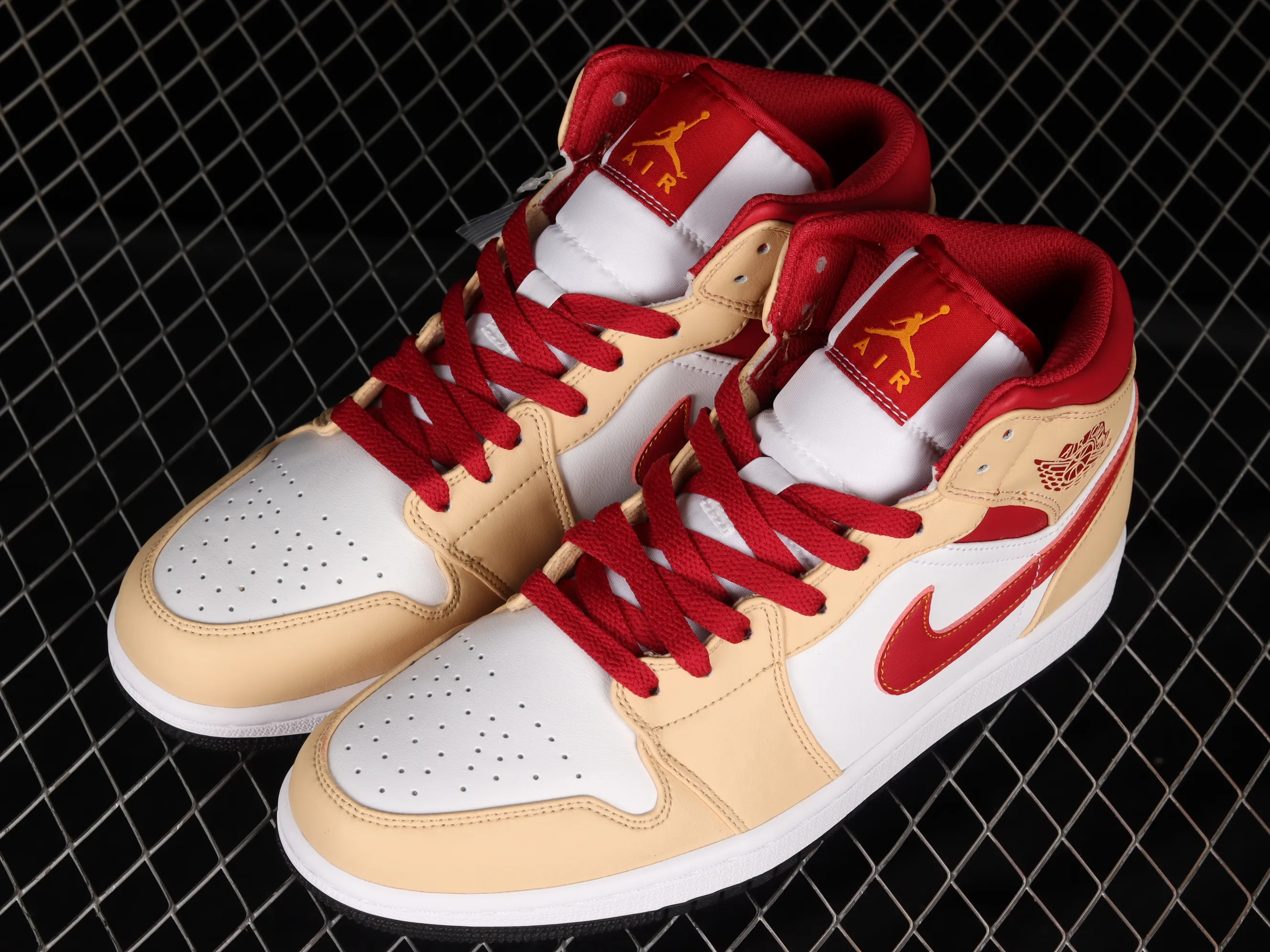 All Categories Air Jordan Jordan Series Basketball Shoes Air Jordan 1 Mid Air Jordan 1 Mid "Beige Red" AJ1 Joe 1 Curry Yellow Zhongbang Basketball Shoes 554724-201